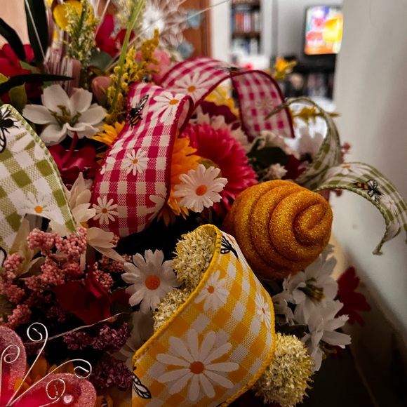 BEAUTIFUL SPRING FLORAL ARRANGEMENT - Picture 2 of 9